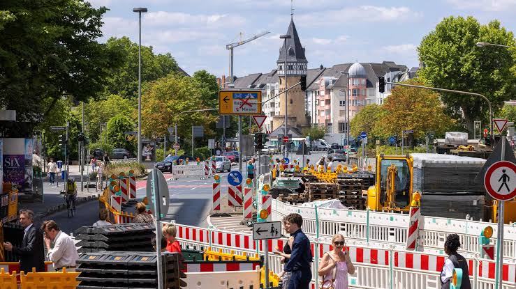 Sanierungsarbeiten im modernen Wohnraum als Platzhalterbild